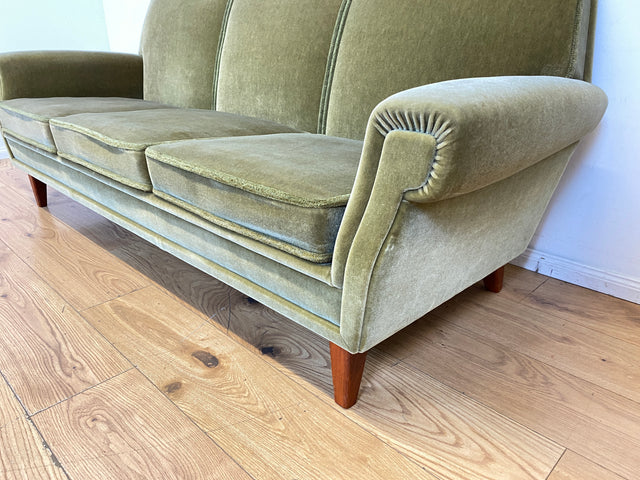 Hochwertiges und gut erhaltenes skandinavisches Mid-Century Sofa mit bequemen Federkern und grünem Samt Bezug I 3er Couch 3-Sitzer Daybed Vintage Retro 50er 60er I