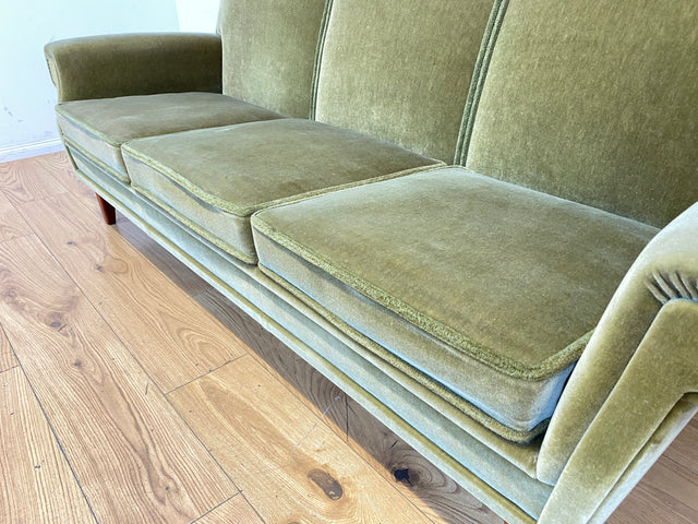 Hochwertiges und gut erhaltenes skandinavisches Mid-Century Sofa mit bequemen Federkern und grünem Samt Bezug I 3er Couch 3-Sitzer Daybed Vintage Retro 50er 60er I