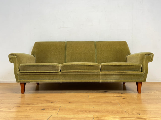 Hochwertiges und gut erhaltenes skandinavisches Mid-Century Sofa mit bequemen Federkern und grünem Samt Bezug I 3er Couch 3-Sitzer Daybed Vintage Retro 50er 60er I
