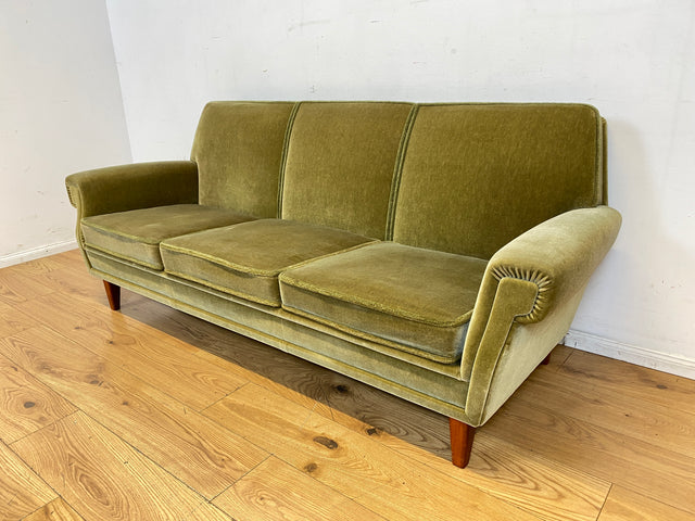 Hochwertiges und gut erhaltenes skandinavisches Mid-Century Sofa mit bequemen Federkern und grünem Samt Bezug I 3er Couch 3-Sitzer Daybed Vintage Retro 50er 60er I