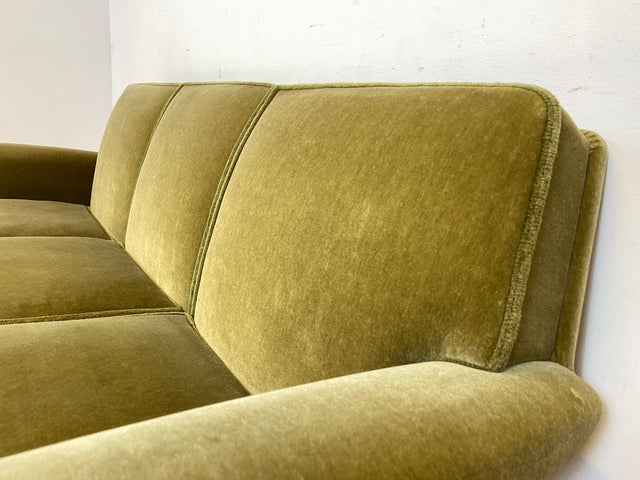 Hochwertiges und gut erhaltenes skandinavisches Mid-Century Sofa mit bequemen Federkern und grünem Samt Bezug I 3er Couch 3-Sitzer Daybed Vintage Retro 50er 60er I