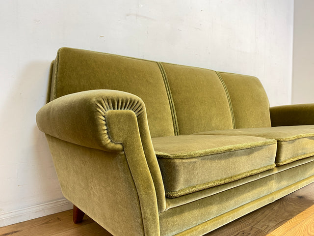Hochwertiges und gut erhaltenes skandinavisches Mid-Century Sofa mit bequemen Federkern und grünem Samt Bezug I 3er Couch 3-Sitzer Daybed Vintage Retro 50er 60er I