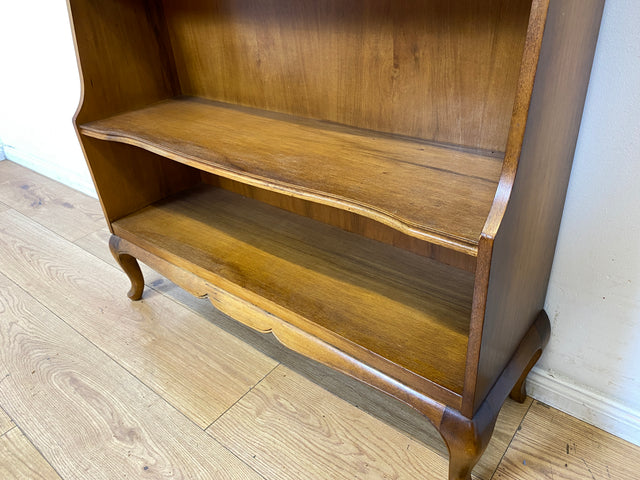 Formschönes und gut erhaltenes kleines 60er Jahre Chippendale Regal mit hübschen Cabriole Füßen I Bücherregal Holzregal Bücherschrank Küchenregal Vintage Mid-Century I