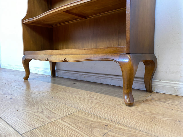 Formschönes und gut erhaltenes kleines 60er Jahre Chippendale Regal mit hübschen Cabriole Füßen I Bücherregal Holzregal Bücherschrank Küchenregal Vintage Mid-Century I