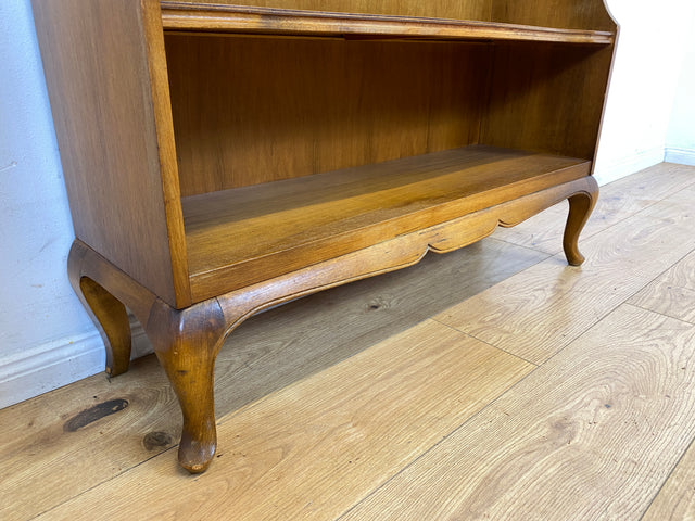 Formschönes und gut erhaltenes kleines 60er Jahre Chippendale Regal mit hübschen Cabriole Füßen I Bücherregal Holzregal Bücherschrank Küchenregal Vintage Mid-Century I