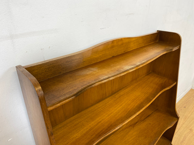 Formschönes und gut erhaltenes kleines 60er Jahre Chippendale Regal mit hübschen Cabriole Füßen I Bücherregal Holzregal Bücherschrank Küchenregal Vintage Mid-Century I