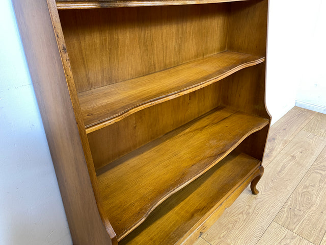 Formschönes und gut erhaltenes kleines 60er Jahre Chippendale Regal mit hübschen Cabriole Füßen I Bücherregal Holzregal Bücherschrank Küchenregal Vintage Mid-Century I