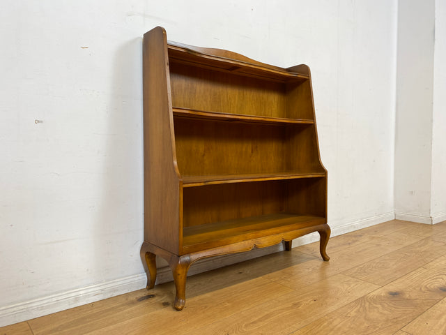 Formschönes und gut erhaltenes kleines 60er Jahre Chippendale Regal mit hübschen Cabriole Füßen I Bücherregal Holzregal Bücherschrank Küchenregal Vintage Mid-Century I