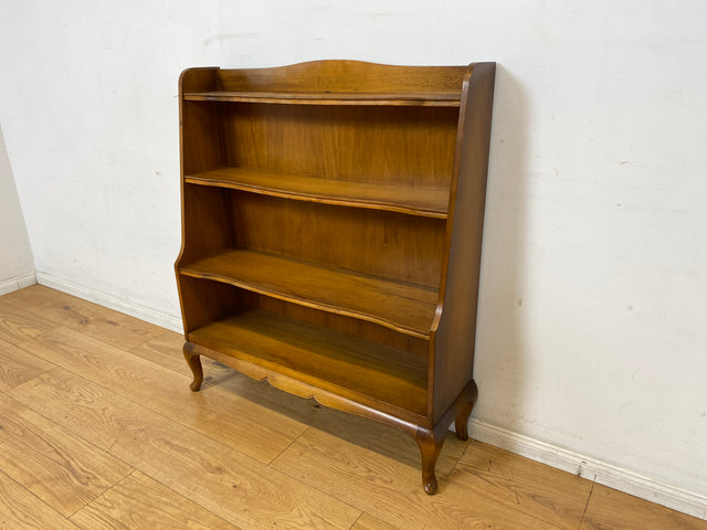 Formschönes und gut erhaltenes kleines 60er Jahre Chippendale Regal mit hübschen Cabriole Füßen I Bücherregal Holzregal Bücherschrank Küchenregal Vintage Mid-Century I
