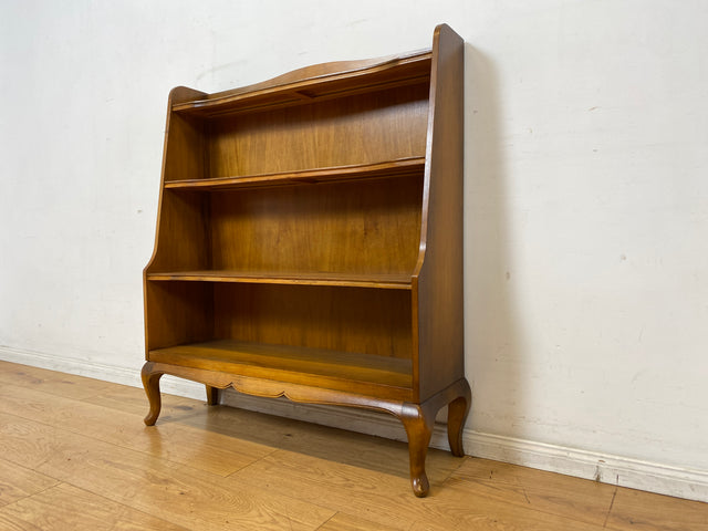 Formschönes und gut erhaltenes kleines 60er Jahre Chippendale Regal mit hübschen Cabriole Füßen I Bücherregal Holzregal Bücherschrank Küchenregal Vintage Mid-Century I