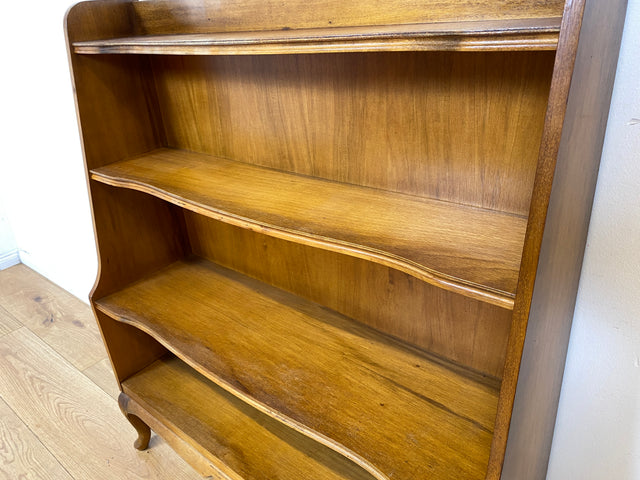 Formschönes und gut erhaltenes kleines 60er Jahre Chippendale Regal mit hübschen Cabriole Füßen I Bücherregal Holzregal Bücherschrank Küchenregal Vintage Mid-Century I