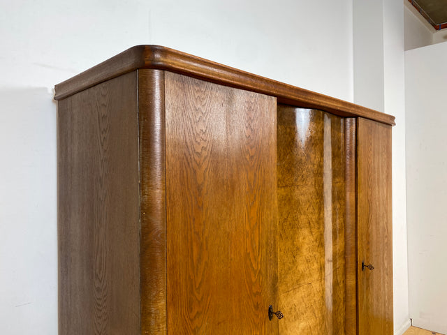 Sehr schöner und gut erhaltener 30er Jahre Kleiderschrank aus vollem Holz in Eiche mit Schubladen I Schrank Schlafzimmerschrank Wäscheschrank Wardrobe Antik Alt Vintage I
