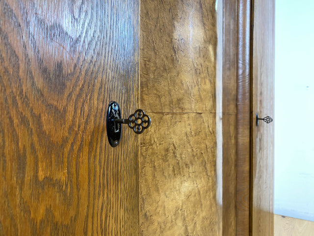 Sehr schöner und gut erhaltener 30er Jahre Kleiderschrank aus vollem Holz in Eiche mit Schubladen I Schrank Schlafzimmerschrank Wäscheschrank Wardrobe Antik Alt Vintage I