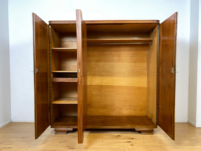 Sehr schöner und gut erhaltener 30er Jahre Kleiderschrank aus vollem Holz in Eiche mit Schubladen I Schrank Schlafzimmerschrank Wäscheschrank Wardrobe Antik Alt Vintage I