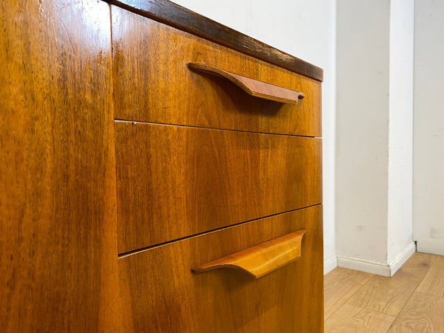 Besonders schöne 50er Jahre Kommode in edlem Walnuss mit Schubladen, Klappe & Holzgriffen I Sideboard Barkommode Barschrank TV Lowboard Schrank Mid-Century 60er Vintage I