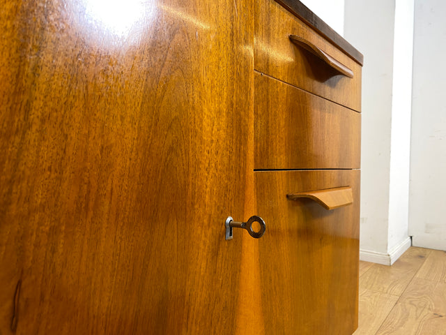 Besonders schöne 50er Jahre Kommode in edlem Walnuss mit Schubladen, Klappe & Holzgriffen I Sideboard Barkommode Barschrank TV Lowboard Schrank Mid-Century 60er Vintage I