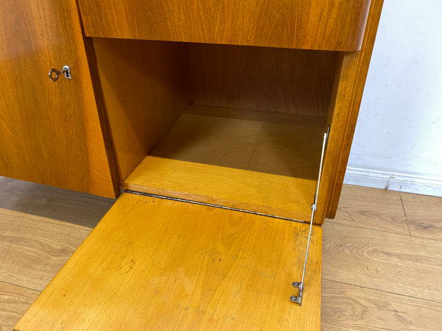 Besonders schöne 50er Jahre Kommode in edlem Walnuss mit Schubladen, Klappe & Holzgriffen I Sideboard Barkommode Barschrank TV Lowboard Schrank Mid-Century 60er Vintage I