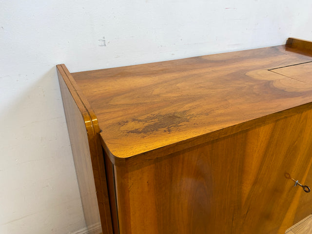Besonders schöne 50er Jahre Kommode in edlem Walnuss mit Schubladen, Klappe & Holzgriffen I Sideboard Barkommode Barschrank TV Lowboard Schrank Mid-Century 60er Vintage I