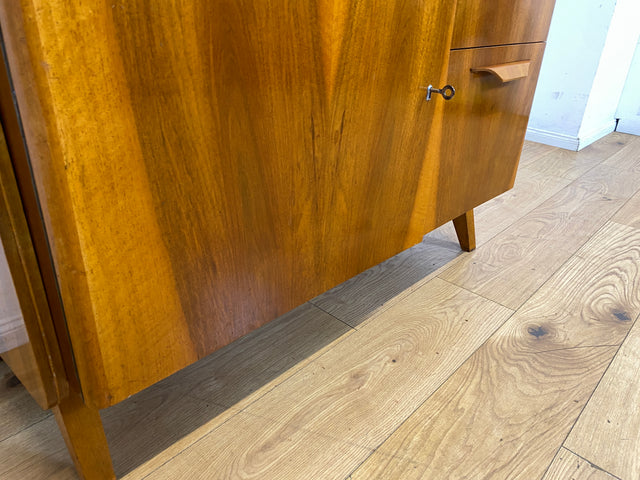 Besonders schöne 50er Jahre Kommode in edlem Walnuss mit Schubladen, Klappe & Holzgriffen I Sideboard Barkommode Barschrank TV Lowboard Schrank Mid-Century 60er Vintage I