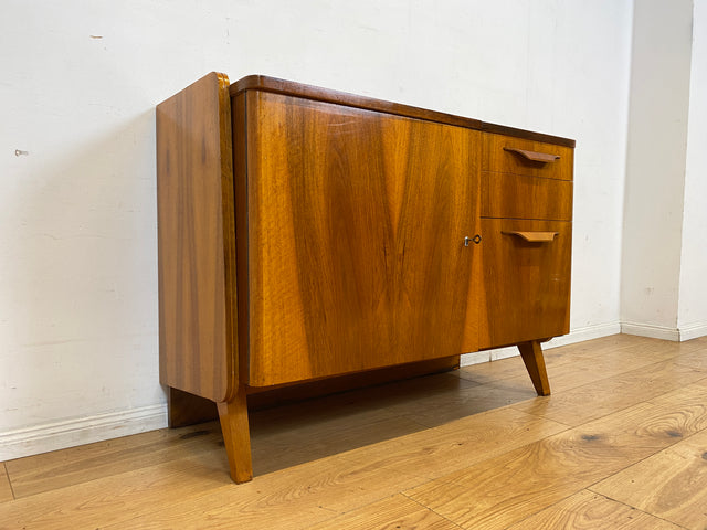Besonders schöne 50er Jahre Kommode in edlem Walnuss mit Schubladen, Klappe & Holzgriffen I Sideboard Barkommode Barschrank TV Lowboard Schrank Mid-Century 60er Vintage I