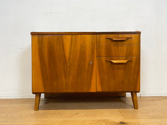 Besonders schöne 50er Jahre Kommode in edlem Walnuss mit Schubladen, Klappe & Holzgriffen I Sideboard Barkommode Barschrank TV Lowboard Schrank Mid-Century 60er Vintage I