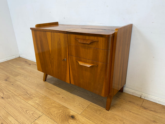 Besonders schöne 50er Jahre Kommode in edlem Walnuss mit Schubladen, Klappe & Holzgriffen I Sideboard Barkommode Barschrank TV Lowboard Schrank Mid-Century 60er Vintage I