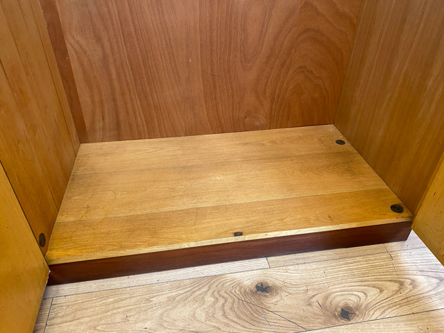 Stilvoller, gut erhaltener und perfekt aufgeteilter heller Mid-Century Kleiderschrank mit Schubladen I Schrank Schlafzimmerschrank Wäscheschrank Wardrobe Retro Vintage 60er