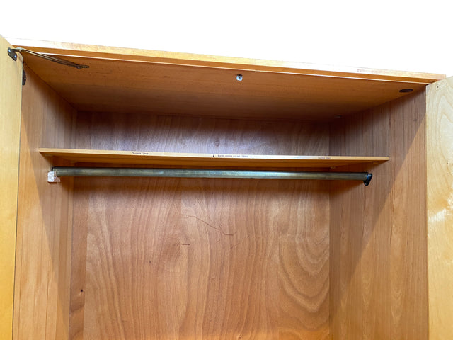 Stilvoller, gut erhaltener und perfekt aufgeteilter heller Mid-Century Kleiderschrank mit Schubladen I Schrank Schlafzimmerschrank Wäscheschrank Wardrobe Retro Vintage 60er