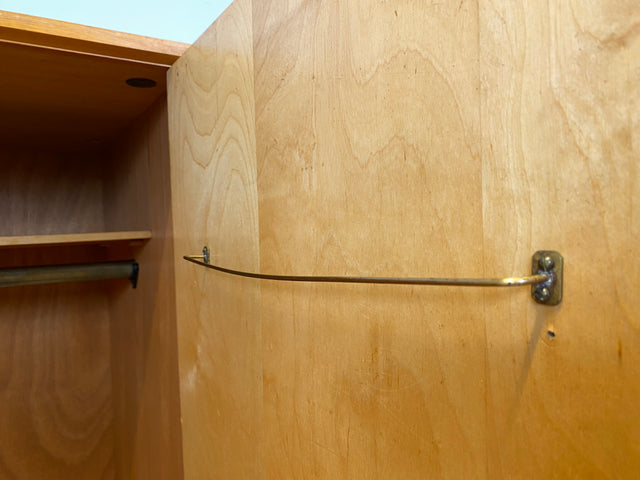 Stilvoller, gut erhaltener und perfekt aufgeteilter heller Mid-Century Kleiderschrank mit Schubladen I Schrank Schlafzimmerschrank Wäscheschrank Wardrobe Retro Vintage 60er