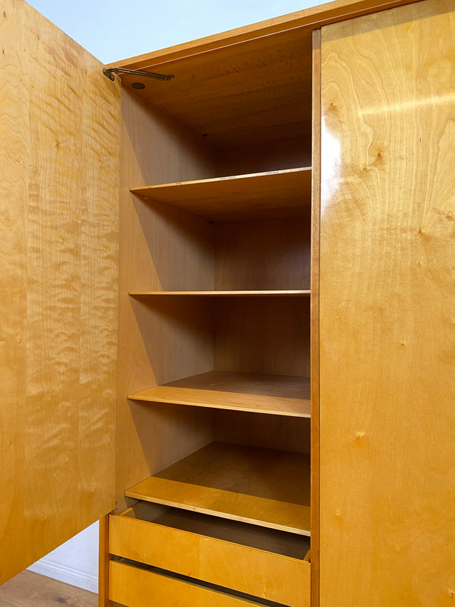 Stilvoller, gut erhaltener und perfekt aufgeteilter heller Mid-Century Kleiderschrank mit Schubladen I Schrank Schlafzimmerschrank Wäscheschrank Wardrobe Retro Vintage 60er