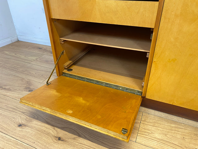 Stilvoller, gut erhaltener und perfekt aufgeteilter heller Mid-Century Kleiderschrank mit Schubladen I Schrank Schlafzimmerschrank Wäscheschrank Wardrobe Retro Vintage 60er