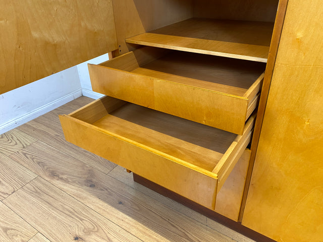Stilvoller, gut erhaltener und perfekt aufgeteilter heller Mid-Century Kleiderschrank mit Schubladen I Schrank Schlafzimmerschrank Wäscheschrank Wardrobe Retro Vintage 60er
