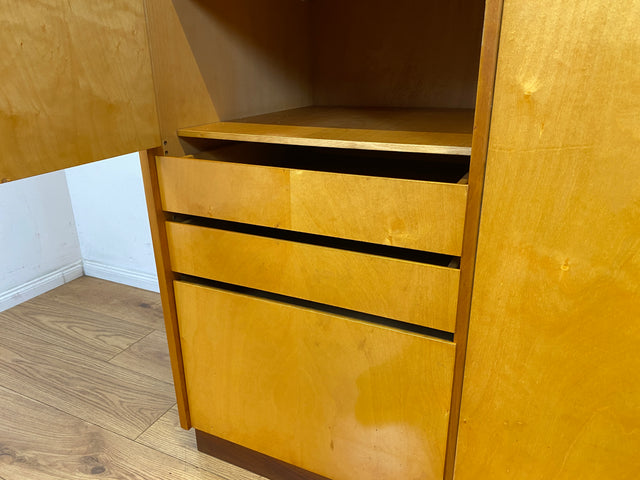 Stilvoller, gut erhaltener und perfekt aufgeteilter heller Mid-Century Kleiderschrank mit Schubladen I Schrank Schlafzimmerschrank Wäscheschrank Wardrobe Retro Vintage 60er