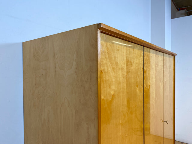 Stilvoller, gut erhaltener und perfekt aufgeteilter heller Mid-Century Kleiderschrank mit Schubladen I Schrank Schlafzimmerschrank Wäscheschrank Wardrobe Retro Vintage 60er