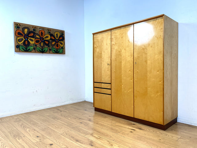 Stilvoller, gut erhaltener und perfekt aufgeteilter heller Mid-Century Kleiderschrank mit Schubladen I Schrank Schlafzimmerschrank Wäscheschrank Wardrobe Retro Vintage 60er