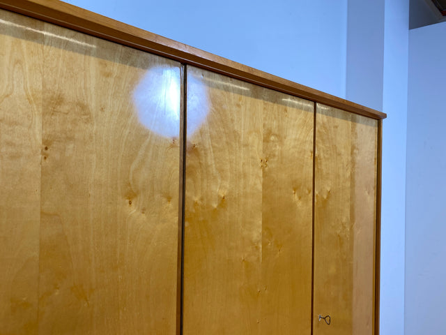 Stilvoller, gut erhaltener und perfekt aufgeteilter heller Mid-Century Kleiderschrank mit Schubladen I Schrank Schlafzimmerschrank Wäscheschrank Wardrobe Retro Vintage 60er