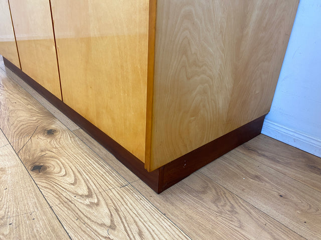Stilvoller, gut erhaltener und perfekt aufgeteilter heller Mid-Century Kleiderschrank mit Schubladen I Schrank Schlafzimmerschrank Wäscheschrank Wardrobe Retro Vintage 60er
