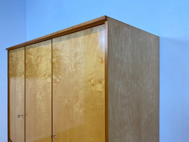Stilvoller, gut erhaltener und perfekt aufgeteilter heller Mid-Century Kleiderschrank mit Schubladen I Schrank Schlafzimmerschrank Wäscheschrank Wardrobe Retro Vintage 60er