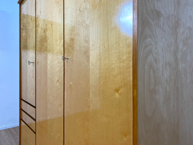 Stilvoller, gut erhaltener und perfekt aufgeteilter heller Mid-Century Kleiderschrank mit Schubladen I Schrank Schlafzimmerschrank Wäscheschrank Wardrobe Retro Vintage 60er