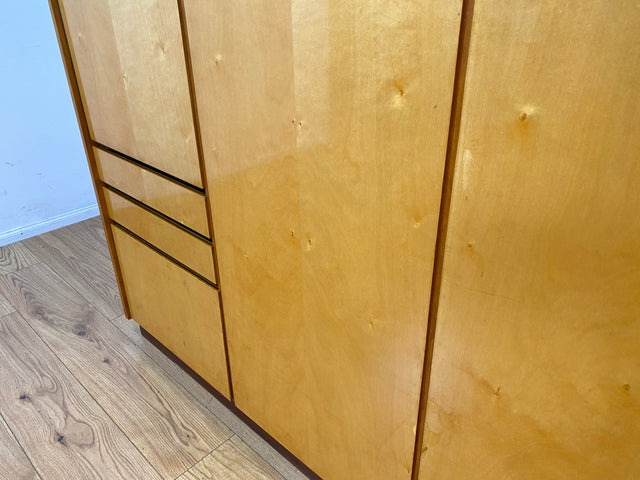 Stilvoller, gut erhaltener und perfekt aufgeteilter heller Mid-Century Kleiderschrank mit Schubladen I Schrank Schlafzimmerschrank Wäscheschrank Wardrobe Retro Vintage 60er