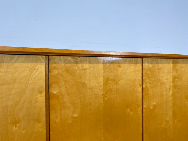 Stilvoller, gut erhaltener und perfekt aufgeteilter heller Mid-Century Kleiderschrank mit Schubladen I Schrank Schlafzimmerschrank Wäscheschrank Wardrobe Retro Vintage 60er