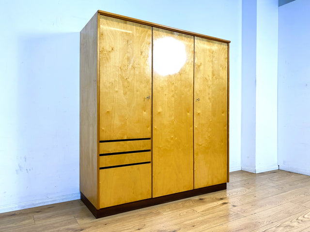 Stilvoller, gut erhaltener und perfekt aufgeteilter heller Mid-Century Kleiderschrank mit Schubladen I Schrank Schlafzimmerschrank Wäscheschrank Wardrobe Retro Vintage 60er