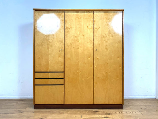 Stilvoller, gut erhaltener und perfekt aufgeteilter heller Mid-Century Kleiderschrank mit Schubladen I Schrank Schlafzimmerschrank Wäscheschrank Wardrobe Retro Vintage 60er