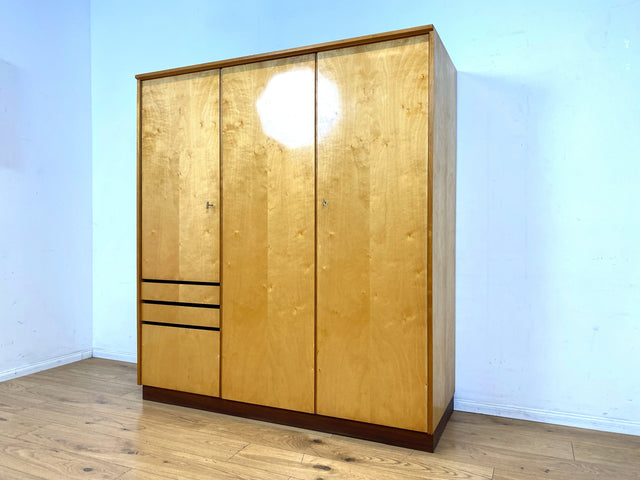 Stilvoller, gut erhaltener und perfekt aufgeteilter heller Mid-Century Kleiderschrank mit Schubladen I Schrank Schlafzimmerschrank Wäscheschrank Wardrobe Retro Vintage 60er