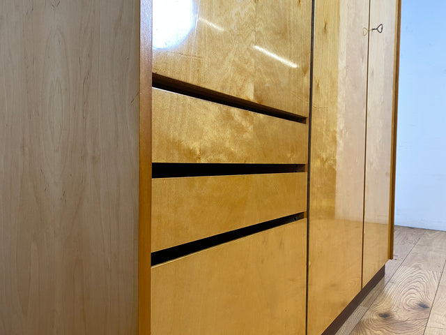 Stilvoller, gut erhaltener und perfekt aufgeteilter heller Mid-Century Kleiderschrank mit Schubladen I Schrank Schlafzimmerschrank Wäscheschrank Wardrobe Retro Vintage 60er