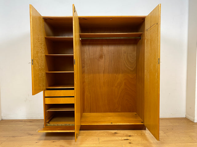Stilvoller, gut erhaltener und perfekt aufgeteilter heller Mid-Century Kleiderschrank mit Schubladen I Schrank Schlafzimmerschrank Wäscheschrank Wardrobe Retro Vintage 60er