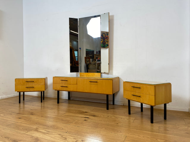 Stilvoller heller Mid-Century Nachttisch mit Schubladen I Nachtkommoden Nachtschränkchen Nachtschränke Kommode Beistelltisch Ablage Vintage 60er 70er Retro Alt I