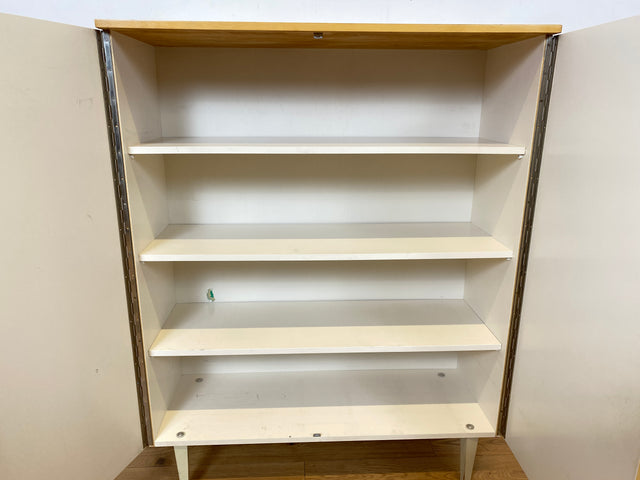 Freundlicher heller Mid-Century Schrank auf konischen Füßen I Highboard Wäscheschrank Wäschekommode Kommode Sideboard Bücherschrank Flurschrank Schuhschrank Schuhkommode I