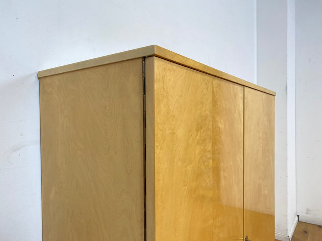 Freundlicher heller Mid-Century Schrank auf konischen Füßen I Highboard Wäscheschrank Wäschekommode Kommode Sideboard Bücherschrank Flurschrank Schuhschrank Schuhkommode I