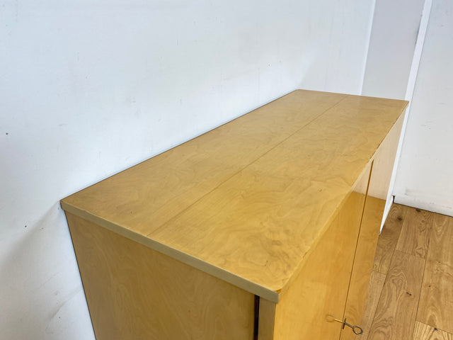 Freundlicher heller Mid-Century Schrank auf konischen Füßen I Highboard Wäscheschrank Wäschekommode Kommode Sideboard Bücherschrank Flurschrank Schuhschrank Schuhkommode I